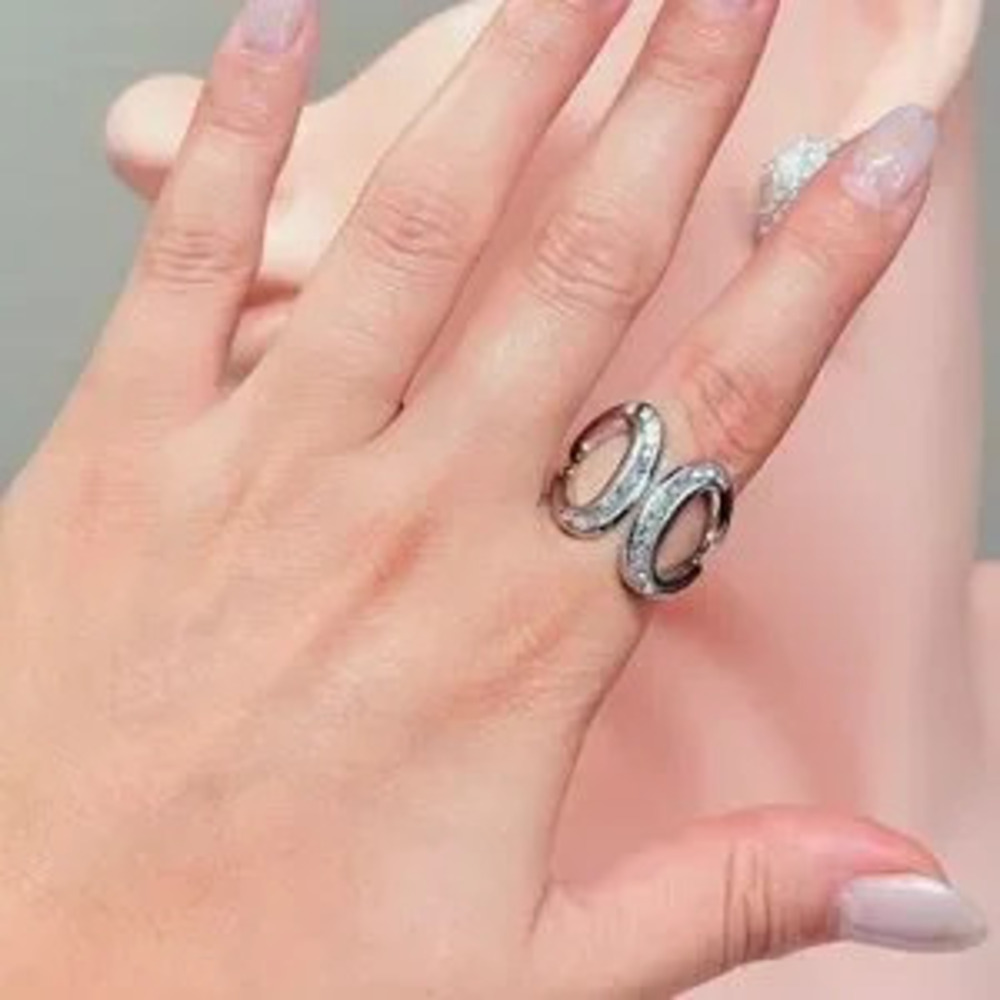 ?? Elegant Silver Ring With Gems